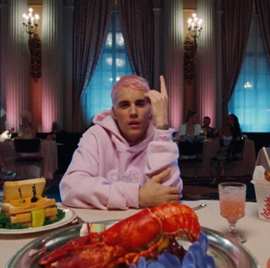 Su terrible aspecto y flacidez corporal preocuparon a sus seguidores quienes de inmediato hicieron tendencia mundial sobre el nuevo video del cantante canadiense.