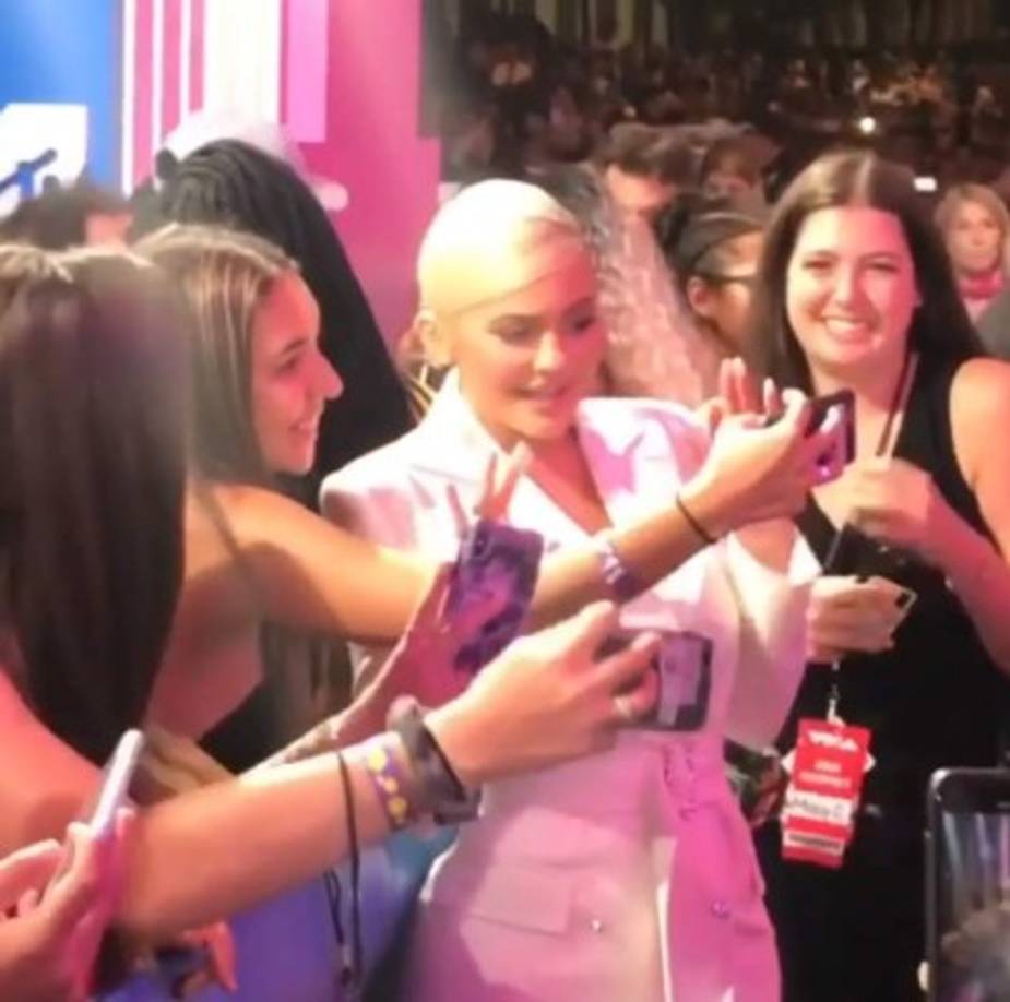 Kylie Jenner fue una de las famosas más aclamadas por el público, la empresaria fue buscada por sus fans para tomarse fotos y ella reaccionó de forma amable.