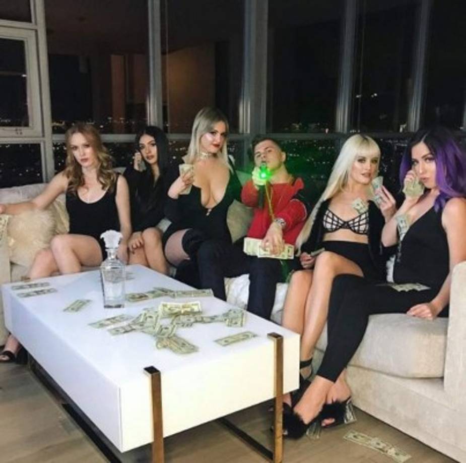 Pasek también era un 'Don Juan' y siempre pasaba rodeado de hermosas mujeres.