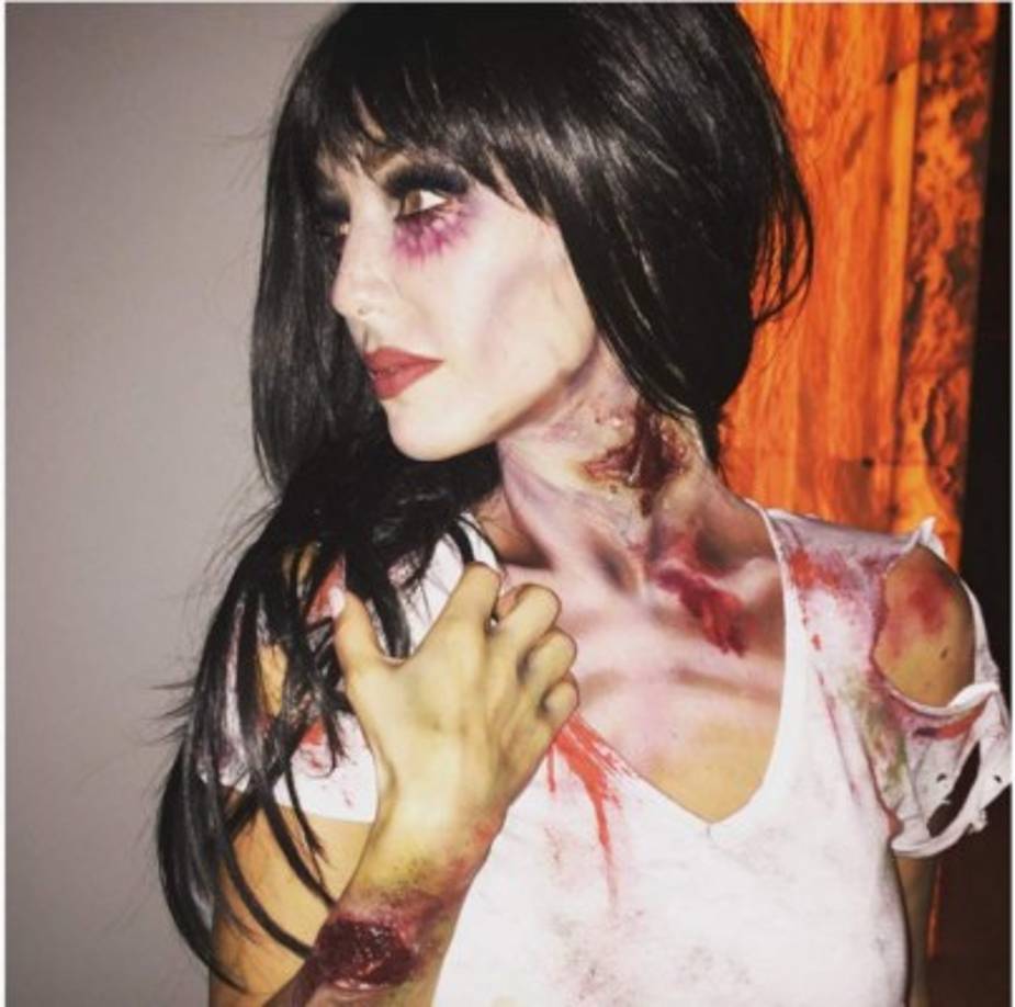 Anahí se disfrazó de un zombie.