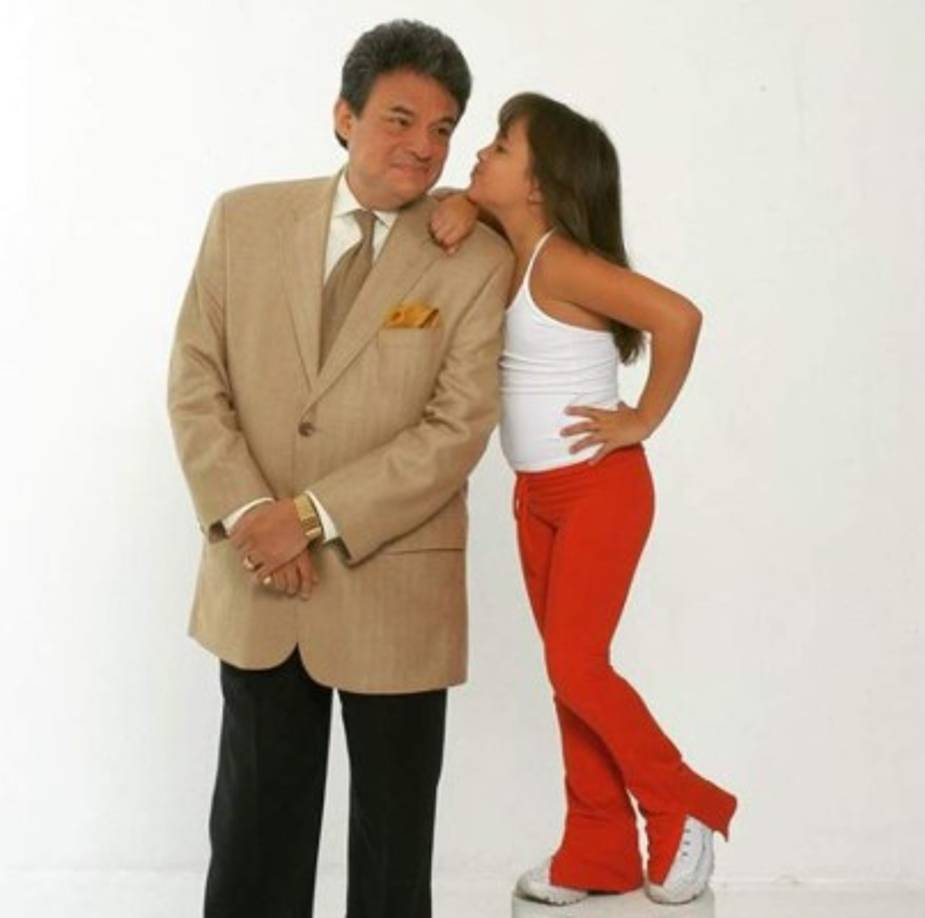 La joven es la hija menor de José José, producto de su matrimonio con Sara Salazar, su última esposa.