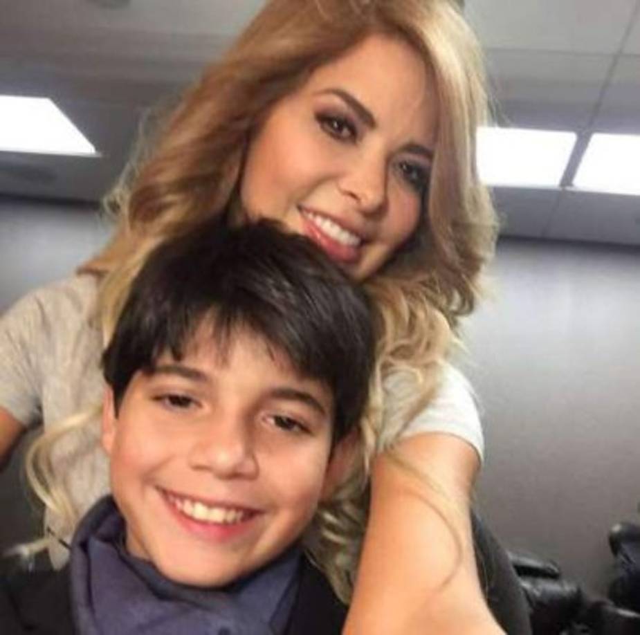 A pesar de su pasado Gloria Trevi reinició su carrera musical con su sexto álbum de estudio, titulado Cómo nace el universo producido por Armando Ávila y Jorge Plata publicado en diciembre de 2004. <br/><br/>Su imagen se renovó, luce más estilizada y con evidentes retoques en su rostro.