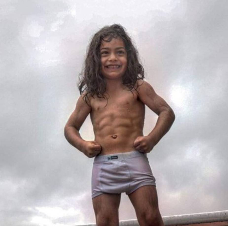 En su cuenta de Instagram, Arat publica los vídeos de sus entrenamientos, en ellos expone sus destrezas físicas y además, su pasión por el fútbol.