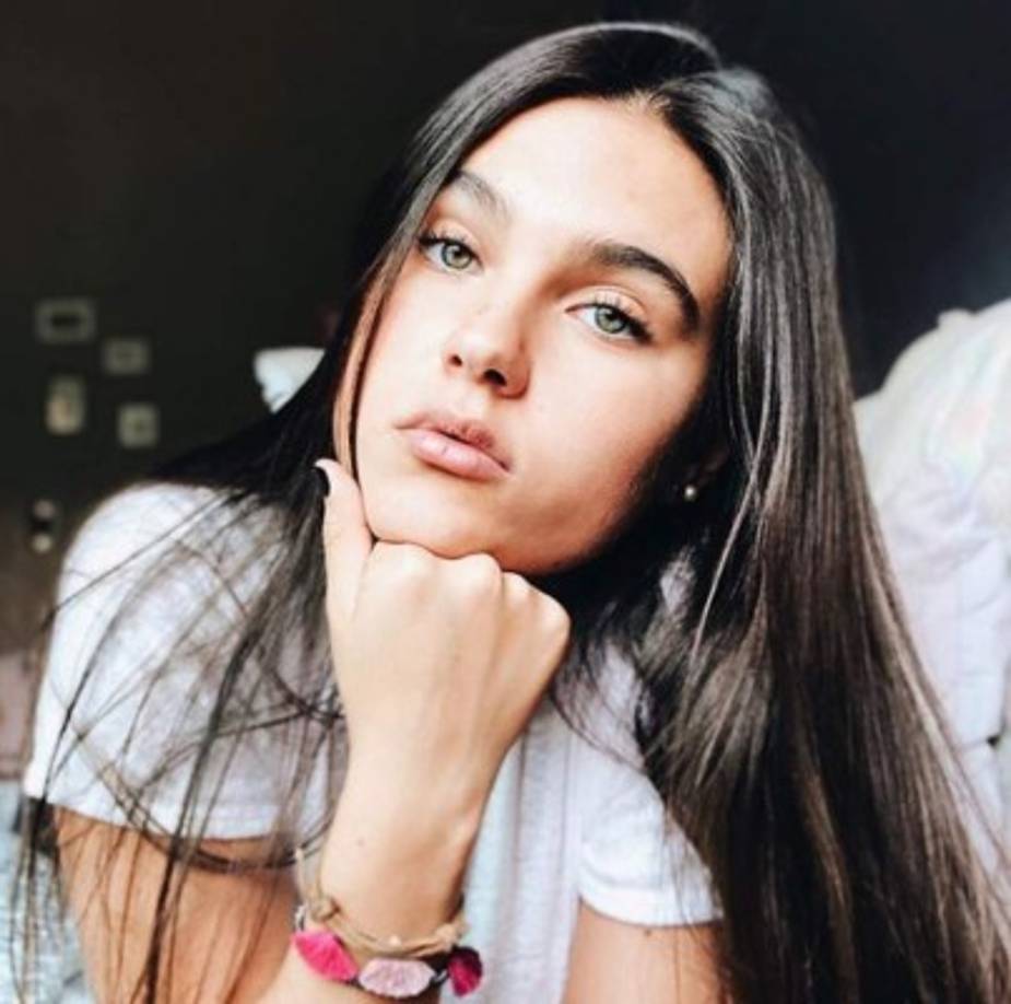 El color de ojos de su papá es lo primero que salta a la vista, pero además tiene la sonrisa de su bella mamá.