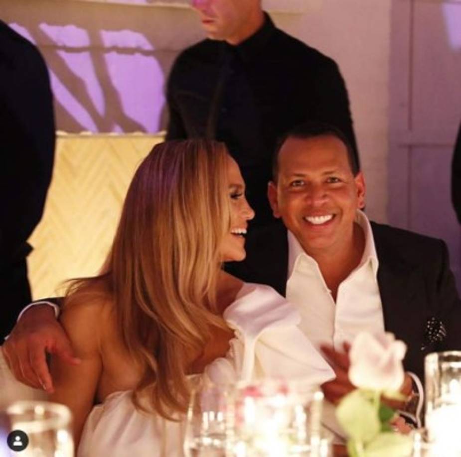 'Fue una reunión con velas por todas partes, flores blancas y luces púrpuras', contó una fuente a Telemundo. <br/><br/>