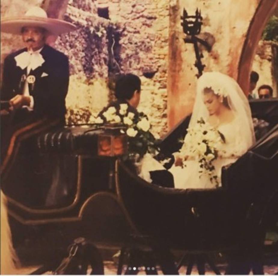 'Lo mejor de estos 23 años de nuestra historia de amor es que nunca hubo toma dos!!!! Gracias Dios mío!!!', escribió Bibi Gaytán al recordar la boda con Eduardo Capetillo.