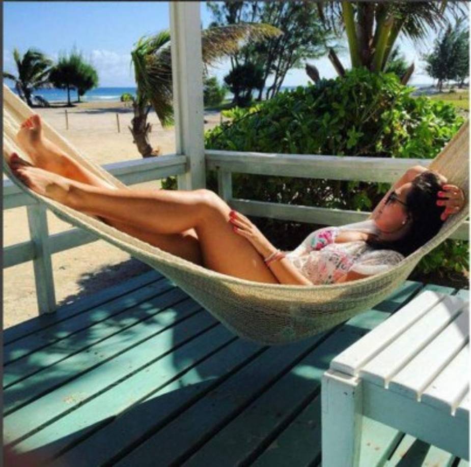 Carmen disfruta de su tiempo en una hamaca en Utila.