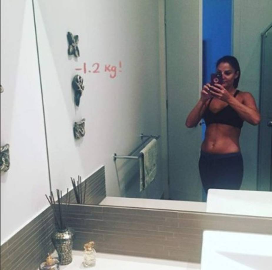 Joanne optó por eliminar la comida chatarra, el azúcar refinado y los productos lácteos de su dieta, y fue así como empezó a ver los resultados positivos en su cuerpo.