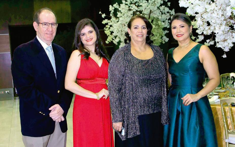 Denis Licona, Greisy Canahuati, Glenda Fasquelle y Paola Galeano