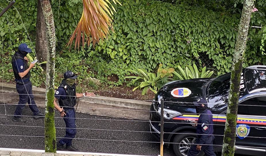 Tensión en Venezuela: Opositores denuncian que policías “rodean” la residencia de la Embajada argentina