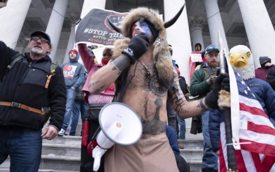 Jake ha levantado su perfil en estos círculos al llamar la atención con su look en muchas protestas de la derecha en el estado de Arizona durante el 2020.