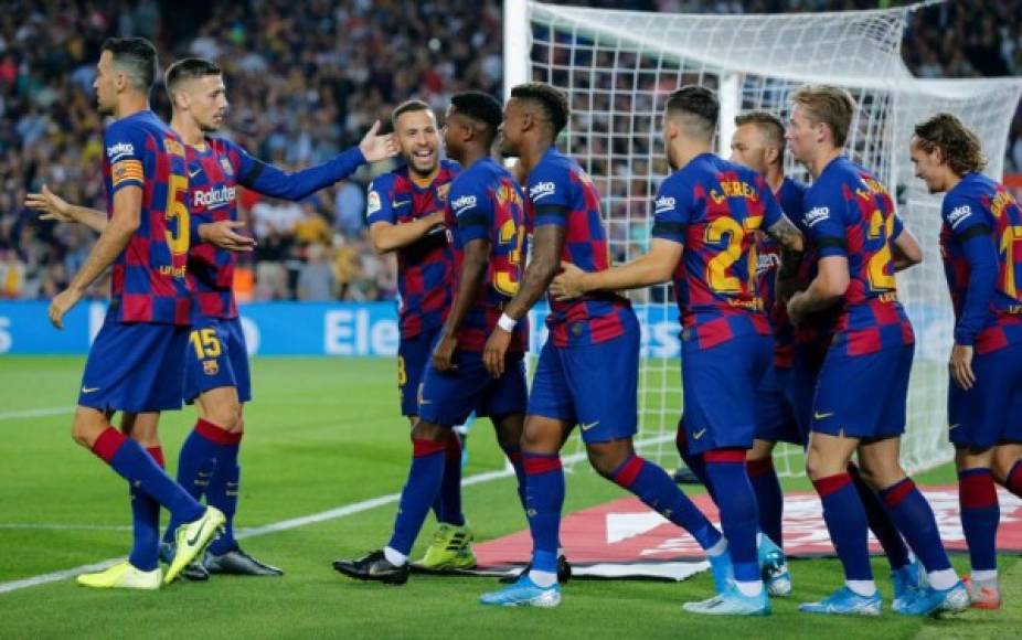 El Barcelona sin Messi, goleó 5-2 al Valencia en duelo de la jornada 4 de la Liga de España. Mira las imágenes más curiosas del encuentro, el niño que se lució en el Camp Nou y la reacción de Messi desde las graderías. Fotos AFP.