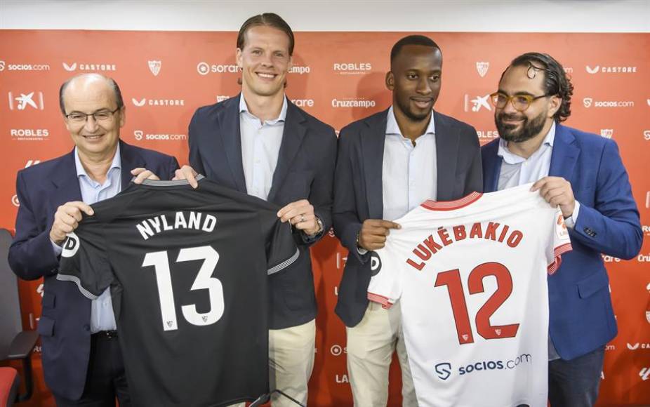 El guardameta noruego Orjan Nyland (i) y el extremo belga Dodi Lukebakio (d), fueron presentados este jueves en el Sevilla.