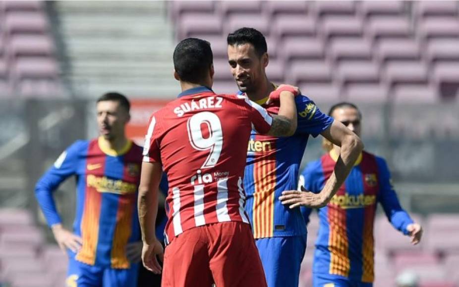 Luis Suárez saludando cariñosamente a Sergio Busquets.