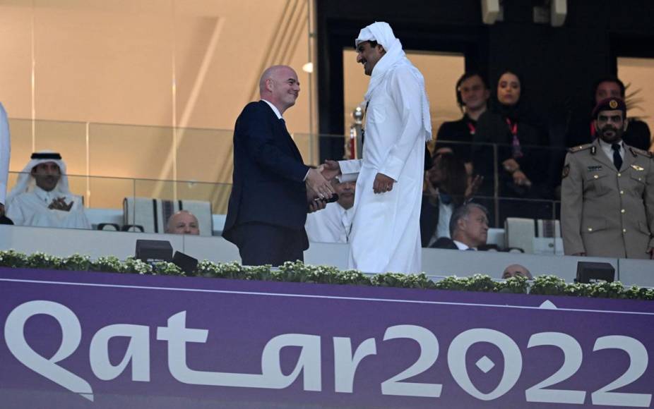 Gianni Infantino saludando a Tamim bin Hamad Al Thani, emir de Qatar y el verdadero dueño del PSG.