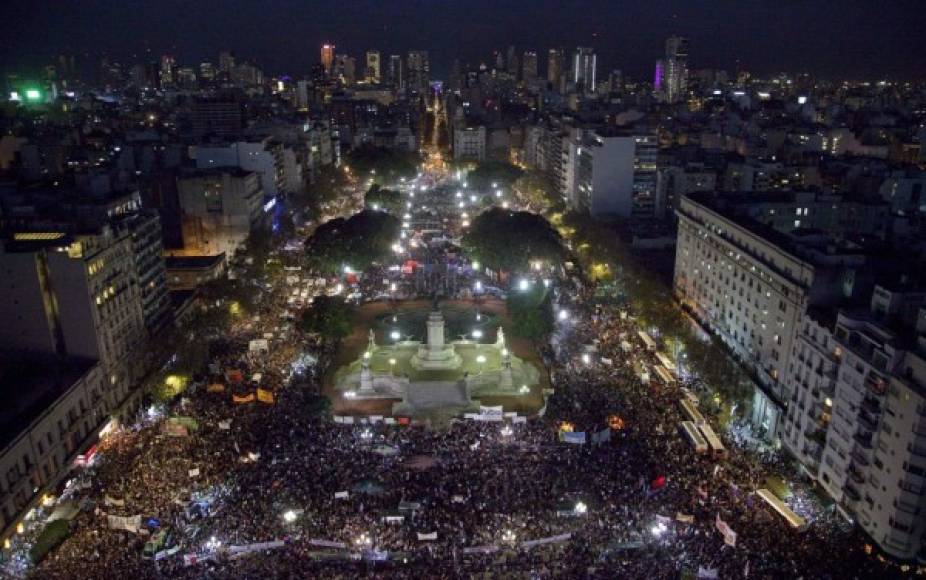 A las puertas de un Congreso iluminado en color morado, decenas de miles de personas se congregaron anoche en Argentina para gritar 'Ni una menos', reclamar que ya no haya más víctimas de violencia de género.