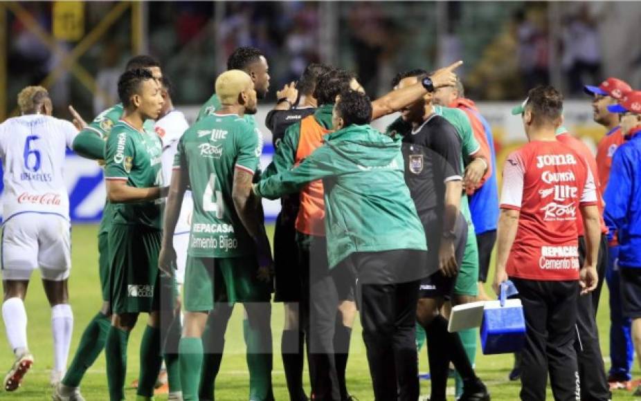 Tras la expulsión de Yerson Gutiérrez se armó en el campo con reclamos del Marathón a los árbitros.