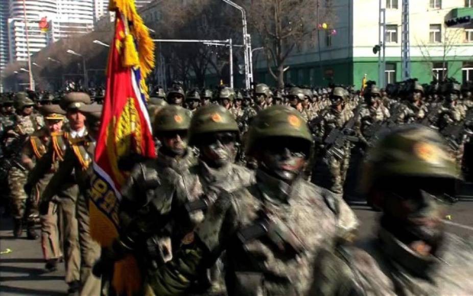 'Si el primer desfile celebrado en esta plaza hace 70 años reflejó la solemnidad de un nuevo país, el de hoy mostrará al mundo la fortaleza militar de la República Popular Democrática de Corea (Nombre oficial de Corea del Norte)', aseguró Kim. AFP
