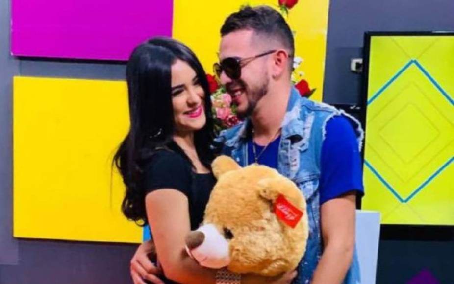 Ónice Flores “Campanita” y MR JC El del palabreo iniciaron su relación en octubre de 2019, cuando el artista le pidió a la bella catracha que fuera su novia durante una emisión del programa Algo pinta, del canal GO TV.<br/>