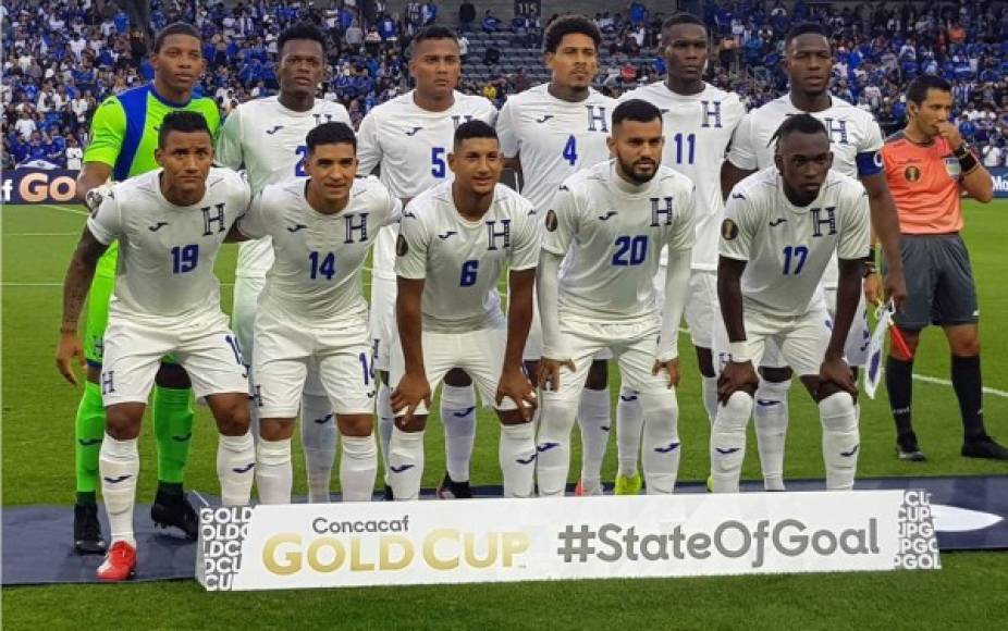 El 11 titular de Honduras posando previo al partido ante El Salvador: Luis López, Félix Crisanto, Henry Figueroa, Maynor Figueroa, Ever Alvarado, Bryan Acosta, Luis Garrido, Jorge Álvarez, Michaell Chirinos, Alberth Elis y Román Rubilio Castillo.