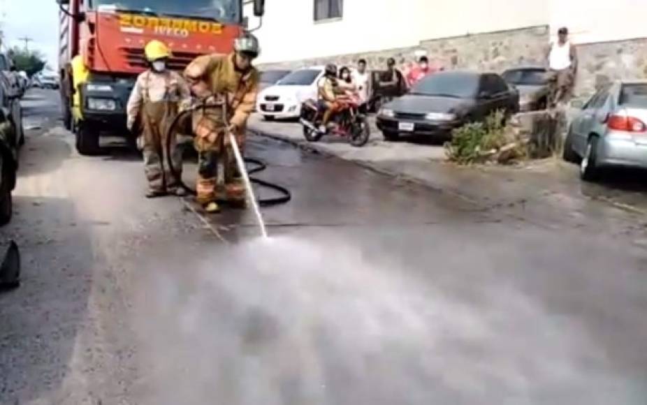 Los bomberos llegaron a lavar la calle donde se derramó aceite y combustibles.