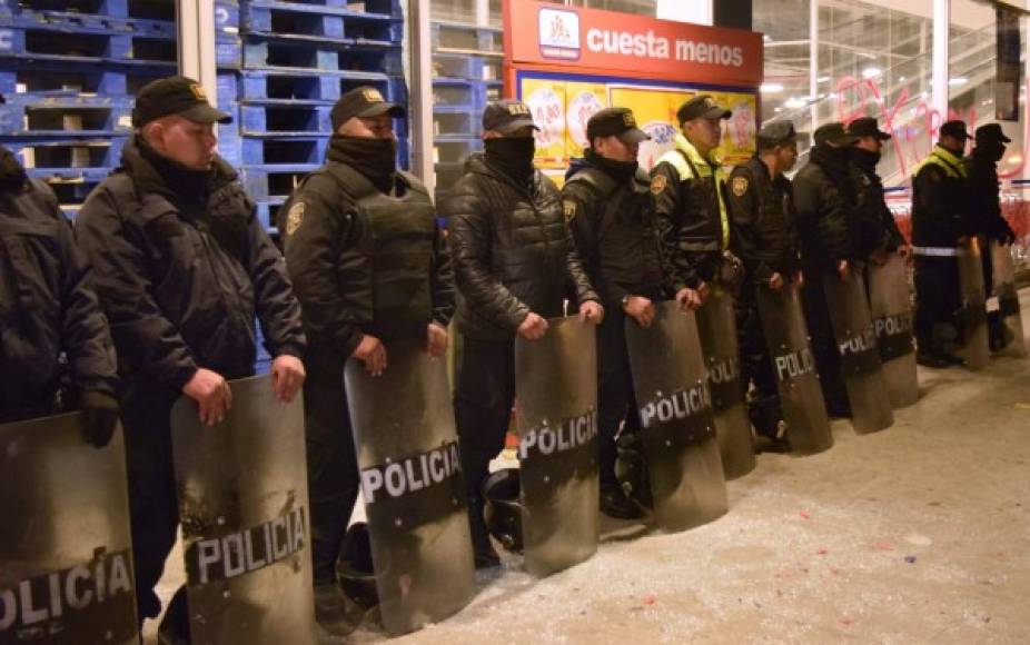 En Zacatecas, al menos una persona fue detenida por la Policía luego de que manifestantes tomaron una estación de servicio y repartieron gasolina a automovilistas. Un hecho similiar tuvo lugar en gasolineras en Coscomatepec, en Veracruz.