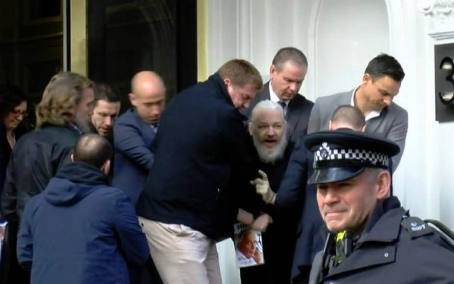 El fundador de WikiLeaks, Julian Assange, refugiado desde 2012 en la embajada de Ecuador en Londres, fue detenido este jueves por la policía británica después de que Quito le retirase el asilo diplomático.