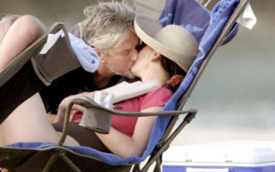 Para Michael Douglas y Catherine Zeta Jones Islas de la Bahía, Honduras, se ha convertido en el lugar preferido para pasar sus vacaciones en familia. <br/>La pareja de famosos y sus hijos han visitado la isla desde el 2006 y sin duda en cada viaje han quedado maravillados con la belleza natural que encierra el caribe hondureño.