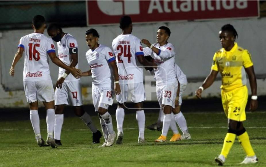 Los jugadores del Olimpia celebrando el gol de Michaell Chirinos.