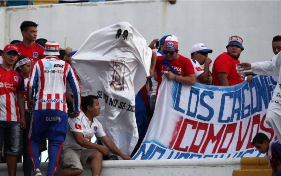 Los 'fantasmas' aparecieron en el Olímpico. Aficionados del Olimpia se disfrazaron así para burlarse del Motagua que perdió la final de la Liga Concacaf ante Saprissa.