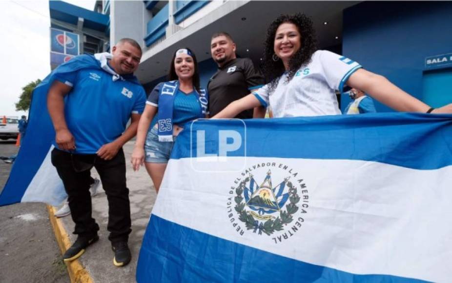 Los salvadoreños llegaron bien identificados con los colores de la Selecta.