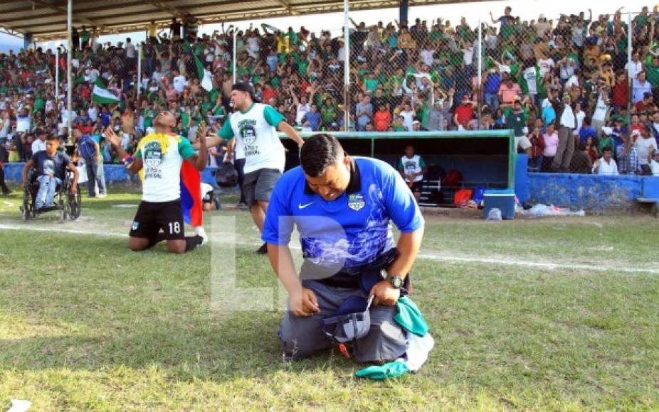 Un miembro del cuerpo técnico del Atlético Pinares se puso de rodillas celebrando el título de campeón de la Segunda División.