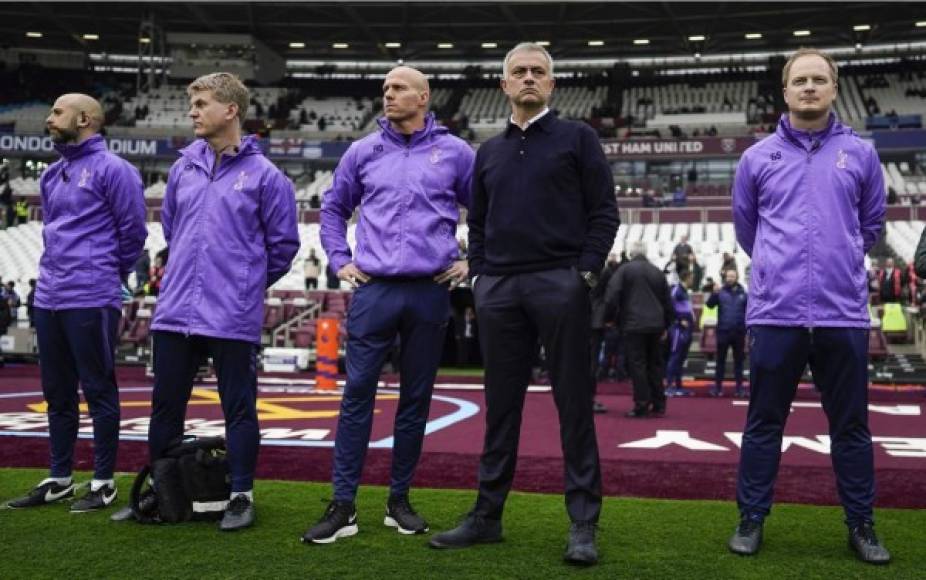 El entrenador portugués saltó a ver el terreno de juego del London Stadium minutos antes del partido contra el West Ham.