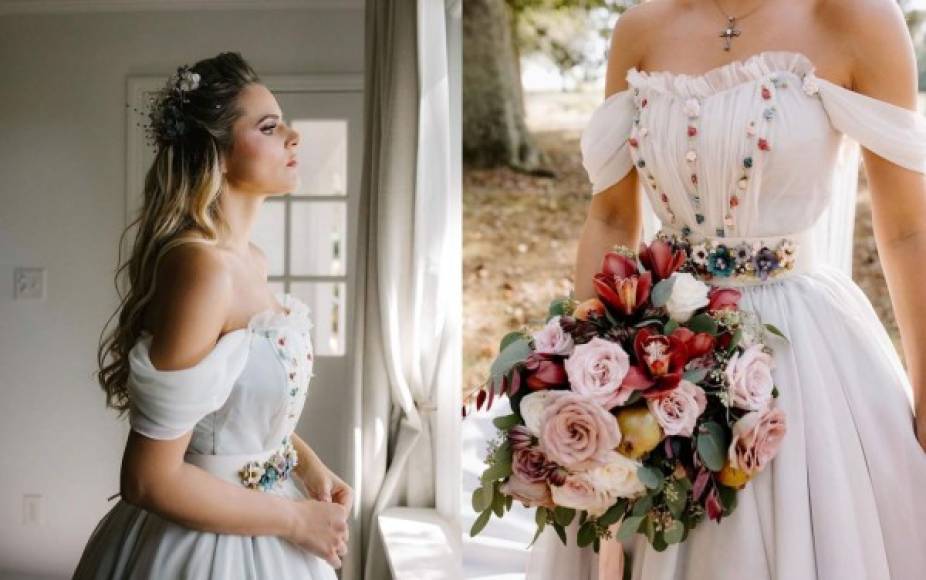 Isabella lució un bello vestido de novia de Rosita Hurtado que iba acorde al tema de su boda, el diseño tenía un corsé con detalles de flores en el pecho y la cintura y una falda vaporosa.