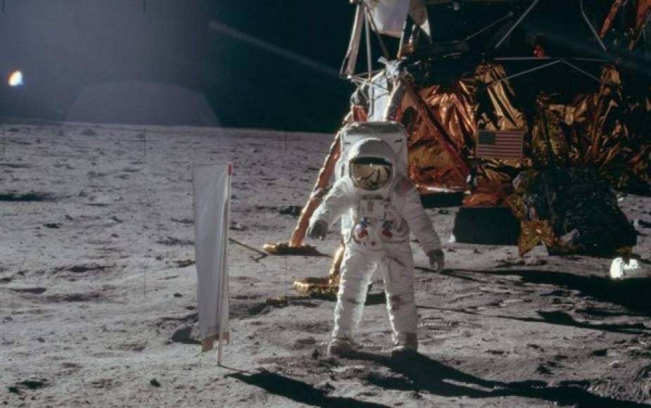 La corta caminata lunar de un astronauta durante la misión de Apolo.