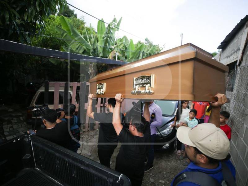 Parientes de Jennifer cargaron el ataud en el que será su lugar de descanso.