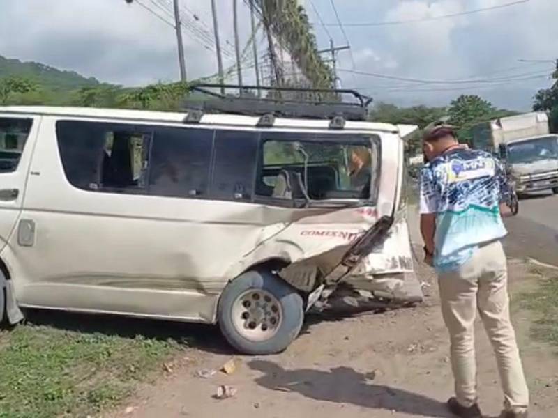 La parte trasera del bus rapidito quedó destruida producto del brutal impacto.