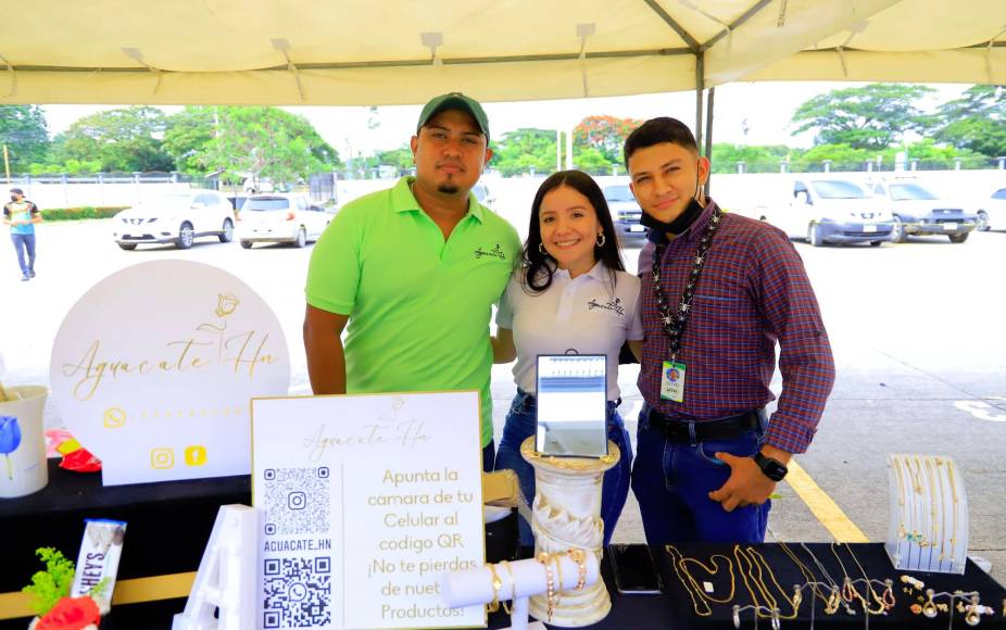 Allan Arce, Stephany Medina y David Bronfield