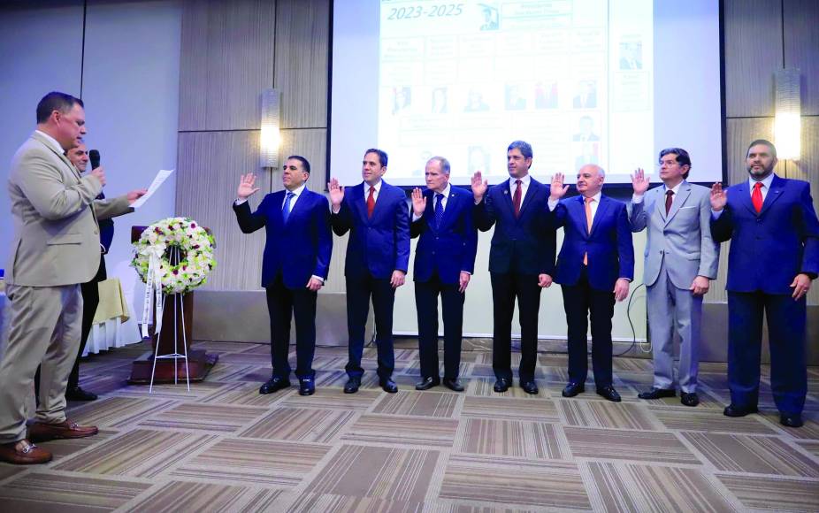 Antonio García Carranza, vicecanciller para Asuntos Consulares y Migratorios, juramentó a la nueva junta directiva de la ACCS.