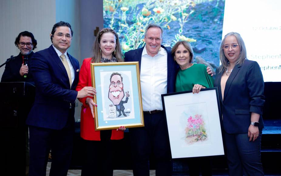 Se entregaron dos presentes al expositor Stephen M. R. Covey como recuerdo de su visita a San Pedro Sula: una pintura del artista Pito Pérez y una caricatura de Darío Banegas. 