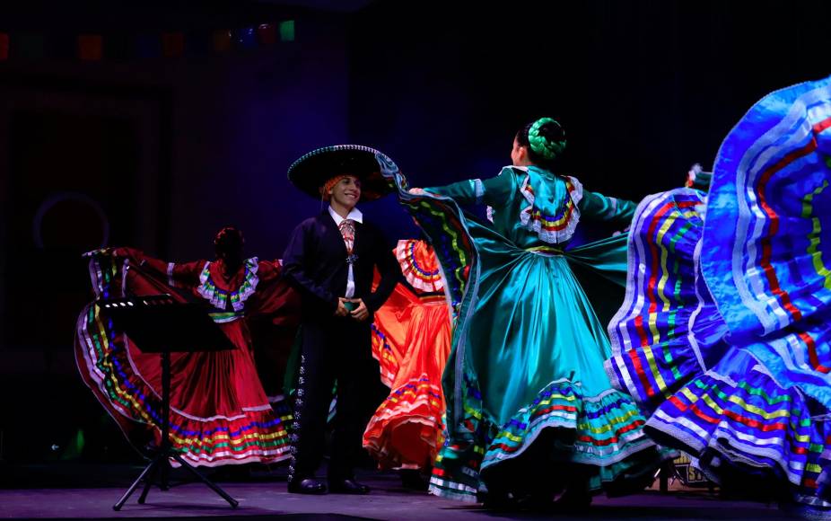 Grupo artístico Zorzales de Sula dio color y ritmo a las melodías.