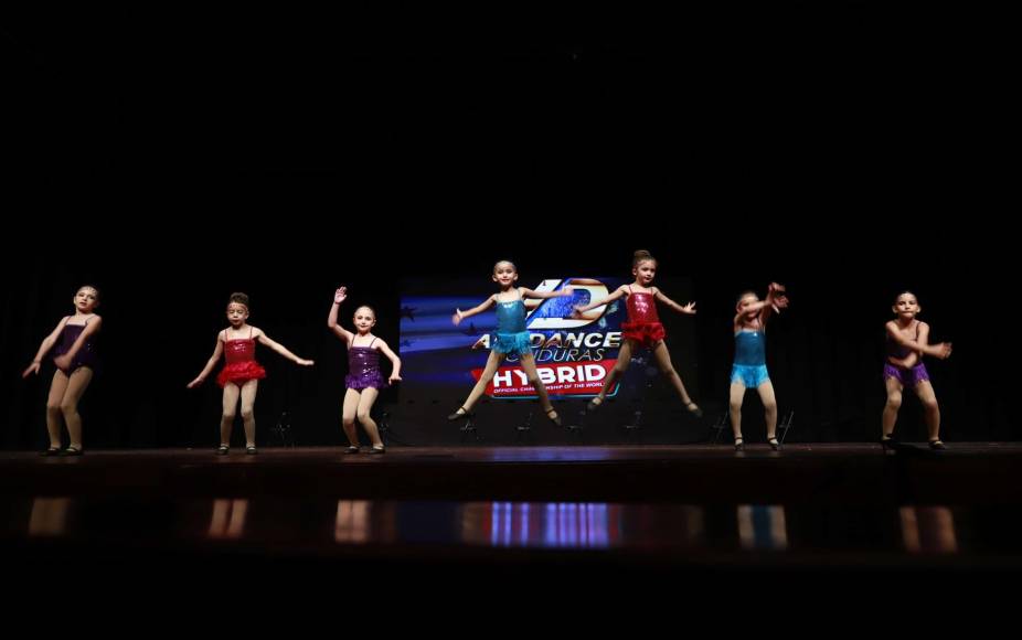 Academia Adagio se destacó con su dinámica presentación, en la cual utilizaron sillas. 