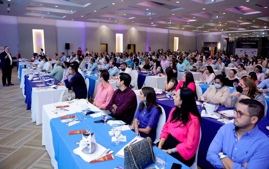 El público escuchó atentamente la interactiva conferencia.