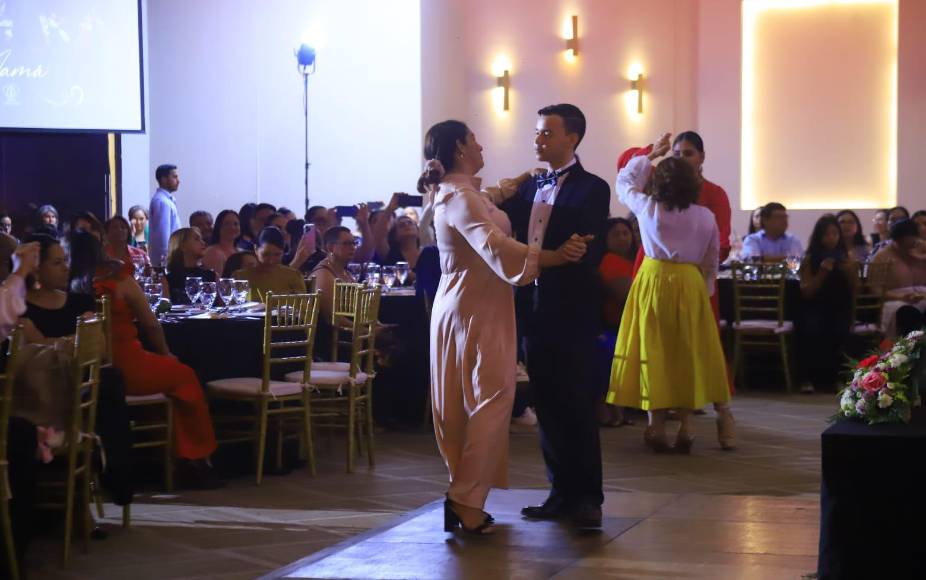 Algunos de los presentes bailaron “Un Vals Para Mi Madre”, recibiendo los aplausos del público. 