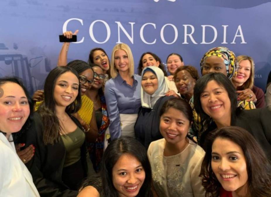 Ivanka posó sonriente con las mujeres que asistieron a la conferencia de Concordia.