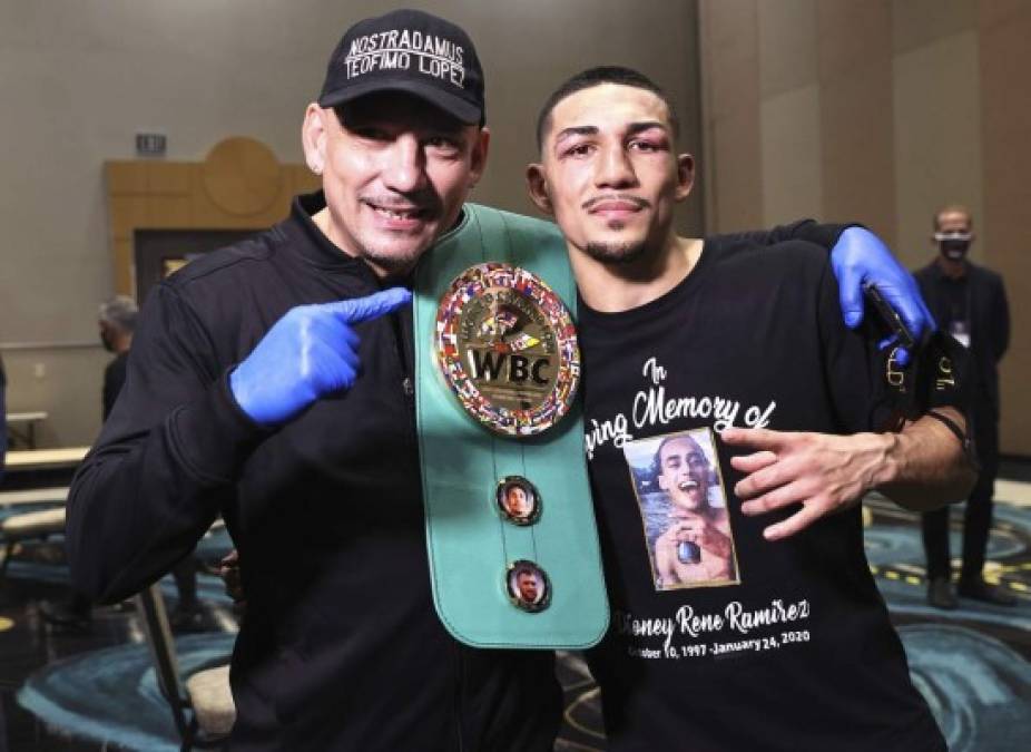 Teófimo López y su padre posando con el cinturón de reconocimiento que recibió como entrenador de un campeón mundial.