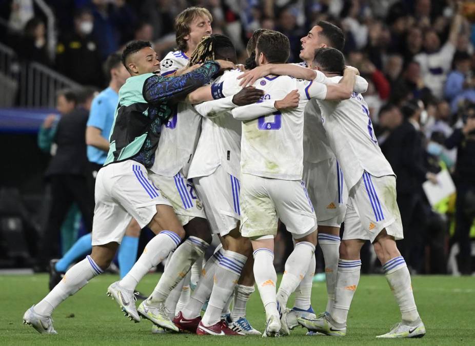 Jugadores del Real Madrid se abrazan tras el pitazo final para celebrar la remontada.