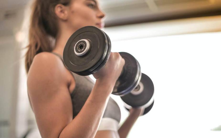 Algunos ejercicios indispensables para adelgazar los brazos