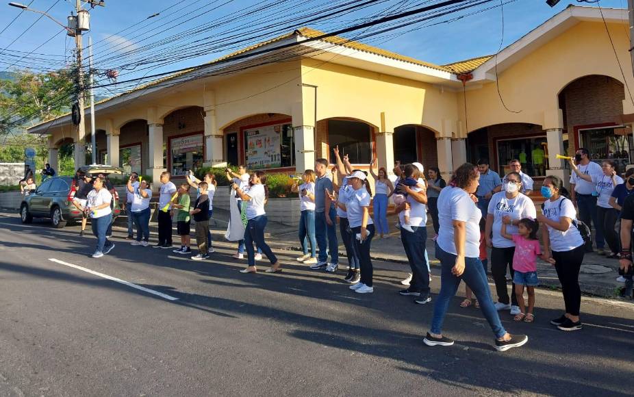 Los padres de familia y hermanos de los estudiantes los acompañaron desde el comienzo de la actividad.