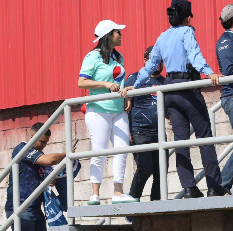 Las aficionadas llegaron al recinto para demostrar su apoyo al Ciclón Azul en una nueva jugada del torneo.